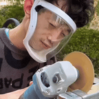 La visiera protegge il viso dalle polveri sottili e dalla nebbia